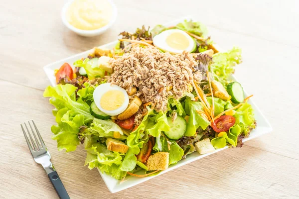 Ton balığı et ve yumurta taze sebze salatası ile