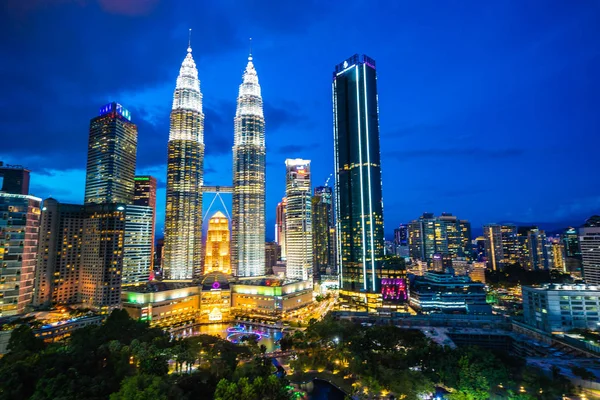 Prachtige architectuur bouwen buitenkant in Kuala Lumpur stad — Stockfoto