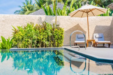 Şemsiye ve sandalye yakın deniz okyanus plaj wi yüzme havuzu etrafında