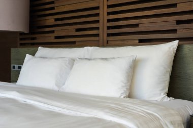 Hafif lamba ile yatakta güzel lüks rahat yastık