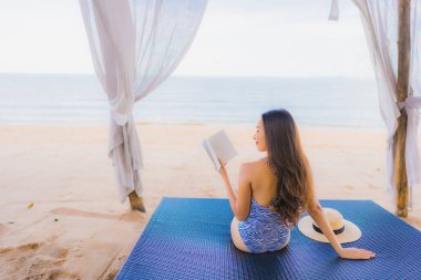 Portre güzel genç Asya kadın okuma kitap ile mutlu SMI