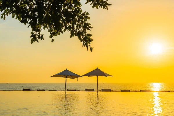 Schöne Landschaft Freibad mit Sonnenschirm und Liege — Stockfoto