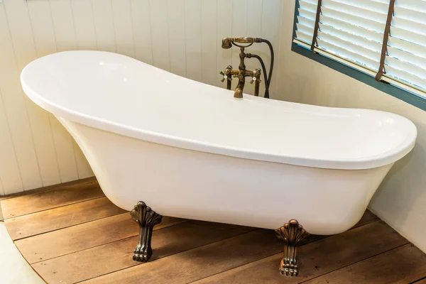 Schöne Luxus-Eleganz weiße Badewanne Dekoration Innenraum der b — Stockfoto