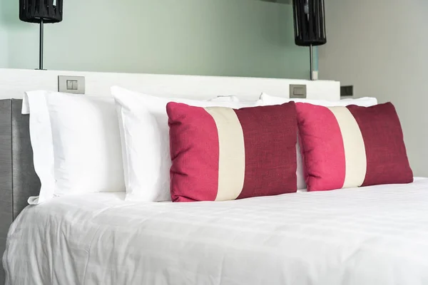 Schönes bequemes Kissen und Decke auf Bettdekoration — Stockfoto