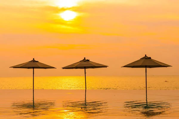 우산 과 의자 주변 수영장 근처 바다 바다 해변에서 — 스톡 사진