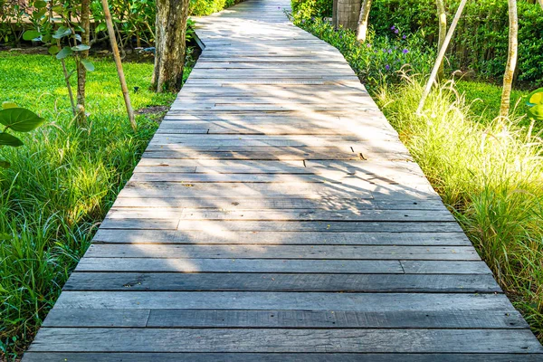 Hermoso camino de madera caminar en el jardín —  Fotos de Stock