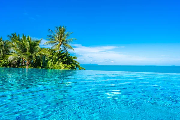 Beautiful luxury outdoor swimming pool in hotel resort with sea — Stock Photo, Image