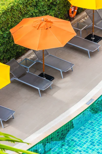 Bela piscina exterior no resort do hotel para férias vaca — Fotografia de Stock