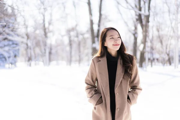 Retrato Jovem asiático bonito mulher sorriso feliz viagem e enjo — Fotografia de Stock