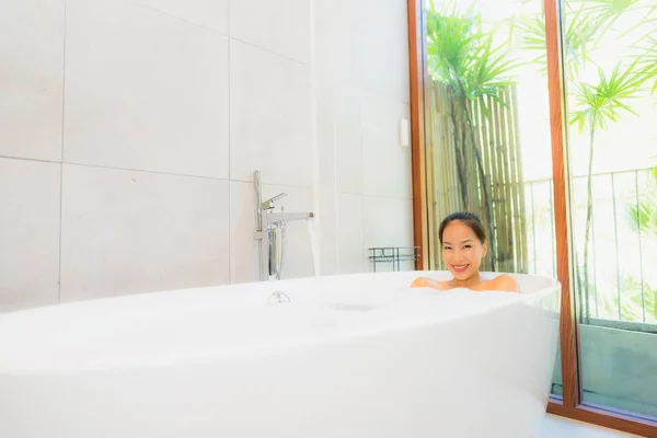 Portrait jeune belle femme asiatique prendre un bain dans la baignoire — Photo