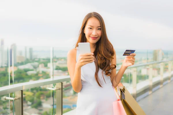 초상화 아름다운 젊은 아시아 여자 행복과 신용 미소 — 스톡 사진