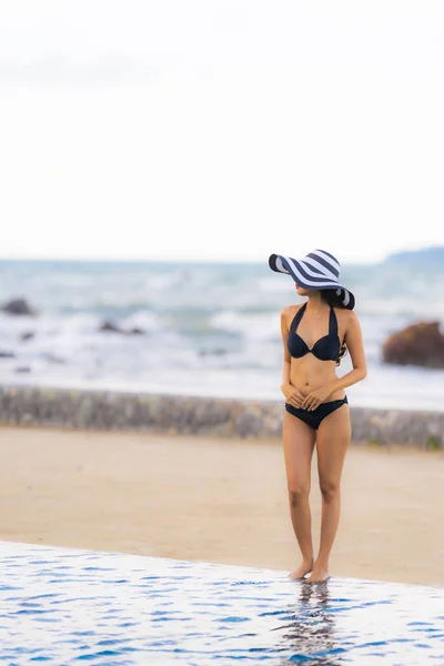 Retrato hermosa joven mujer asiática usar bikini alrededor de natación — Foto de Stock