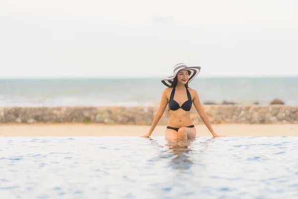 Портрет красивая молодая азиатская женщина носить бикини вокруг плавания — стоковое фото