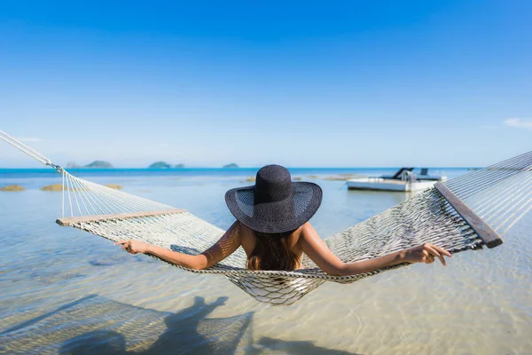 Portre güzel genç Asyalı kadın etrafında hamak üzerinde oturuyor s