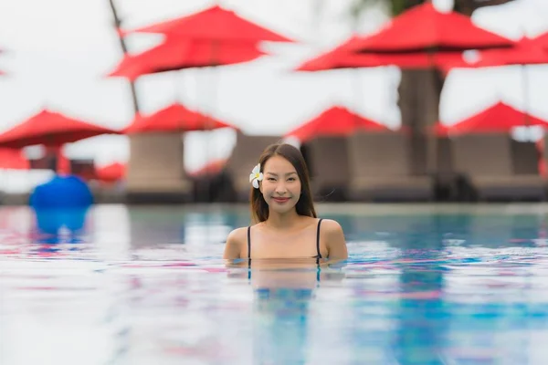Портрет молода азіатка розслабляється посмішка щаслива навколо відкритого плавання — стокове фото