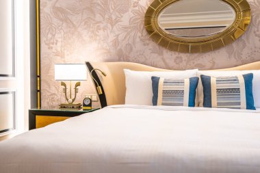 Comfotable yastık yatak ışık lamba dekorasyon ile