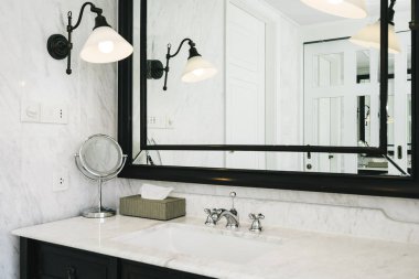 Güzel lüks beyaz lavabo ve bathroo facuet su iç