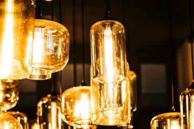 Odanın içinde güzel bir lamba süslemesi