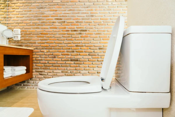 Witte wc-pot en zetel — Stockfoto