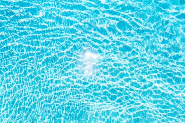 Güneş ışığı reflec ile soyut havuz su yüzeyi ve arka plan
