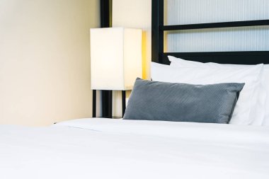 Hafif lamba ile yatakta güzel lüks rahat yastık