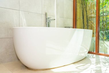 Beyaz lüks küvet banyo iç dekorasyonda