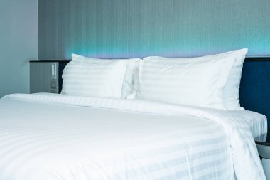 B yatak dekorasyonu üzerinde güzel lüks rahat beyaz yastık