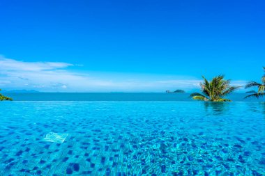 Deniz ile otel beldesinde güzel lüks açık yüzme havuzu 