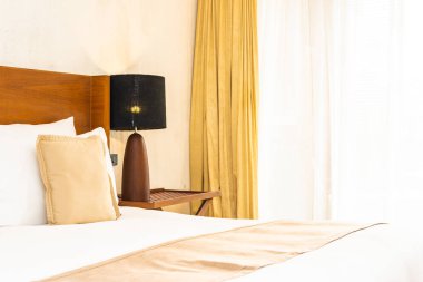 Yatak üzerinde güzel konforlu lüks beyaz yastık ve battaniye Dec