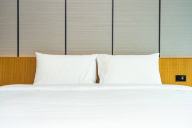 Güzel lüks rahat beyaz yastık ve battaniye yatakta