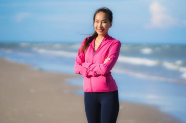 Portre güzel genç Asyalı kadın çalışan ve t üzerinde egzersiz