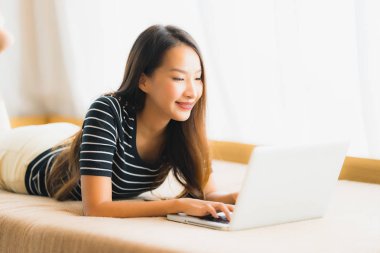 Portre güzel genç Asya kadın kullanarak bilgisayar Notebook veya 