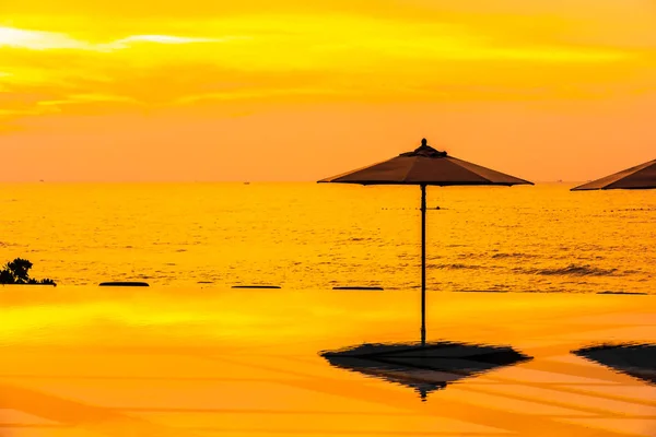 Sonnenschirm und Liegestuhl rund um Schwimmbad Neary Meer Ozean Strand bei — Stockfoto