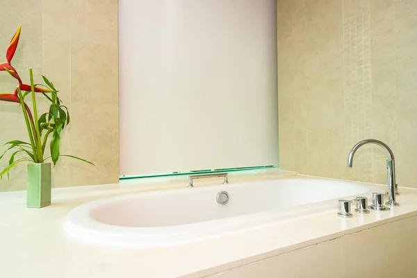 Hermoso lujo y baño blanco limpio decoración interior — Foto de Stock