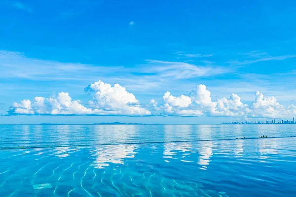 Hermosa piscina al aire libre en el complejo hotelero casi mar océano — Foto de Stock