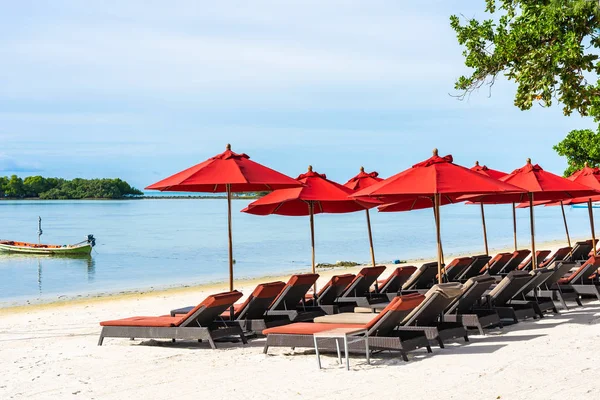 Şemsiye sandalye ile güzel açık tropikal plaj deniz Okyanusu — Stok fotoğraf