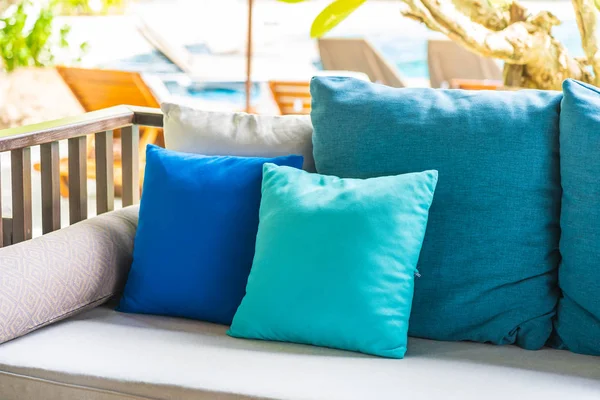 Travesseiro confortável no sofá decoração pátio ao ar livre — Fotografia de Stock