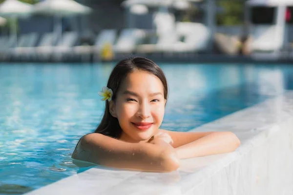 Genç Asyalı kadın mutlu portre güzel gülümseme kaka Yüzme — Stok fotoğraf