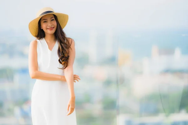 Portre güzel genç Asyalı kadın mutlu gülümseme ro üzerinde Relax — Stok fotoğraf