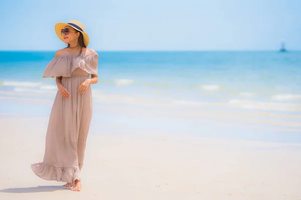 Portret mooie jonge Aziatische vrouw Happy Smile Relax op de tr — Stockfoto