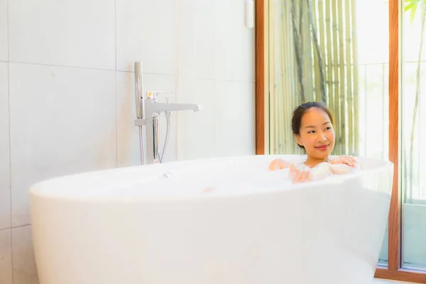 肖像 年轻 美丽的 亚洲 女人 在 浴缸 洗澡 — 图库照片