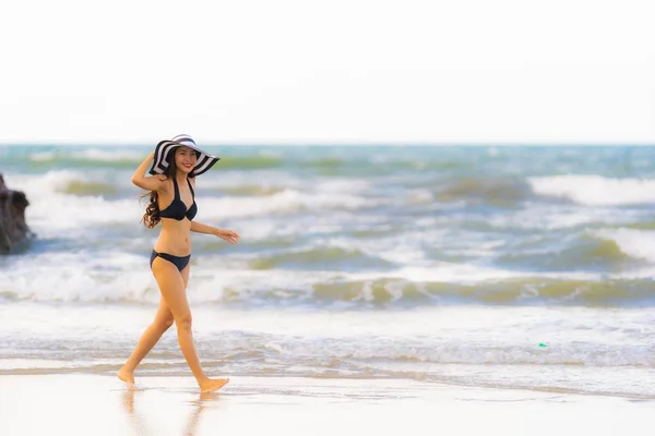 Retrato bonito jovem asiático mulher desgaste biquíni na praia se — Fotografia de Stock