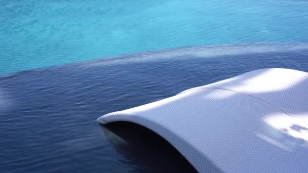 Tatil Beldesinde Yüzme Havuzu Doğal Görüntüleri — Stok video