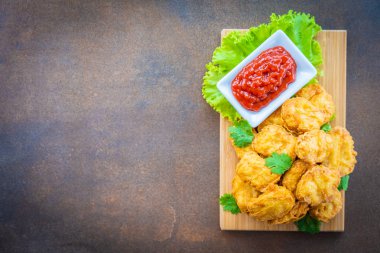Derin yağda kızartılmış tavuk eti çağrı nugget domates veya ketçap sos ile