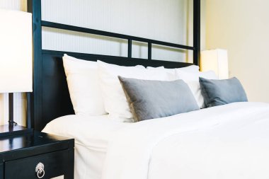 Hafif lamba ile yatakta güzel lüks rahat yastık