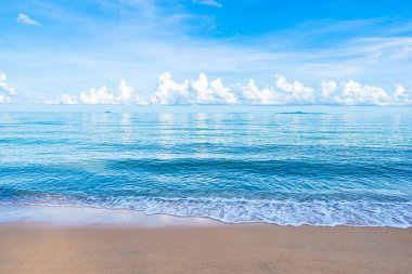 Beyaz bulut mavi gökyüzü ile güzel tropikal plaj deniz Okyanusu ve