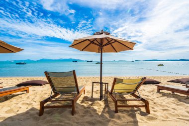 Hindistan cevizi palmiye ağacı ile güzel tropikal plaj deniz ve okyanus bir