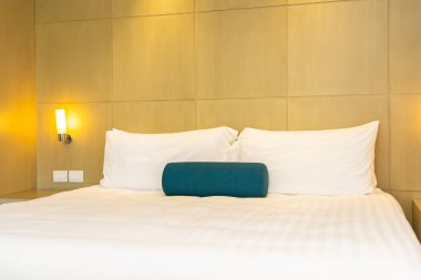 Yatak dekorasyon iç güzel beyaz yastık ve battaniye