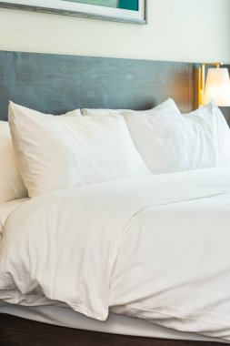 Güzel lüks rahat beyaz yastık ve battaniye yatakta