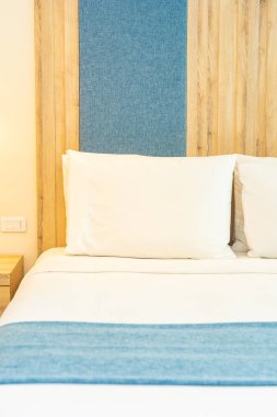 Hafif lamba ile yatak dekorasyonbeyaz rahat yastık